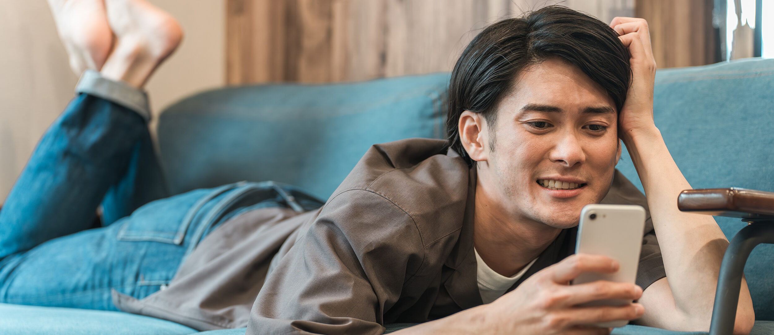 レンタで電子書籍をレンタルし、スマホやPCですぐに漫画や小説を読める仕組みをイメージしたトップ画像