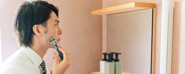 メンズリゼで医療脱毛を検討する男性がカウンセリングを受けている様子