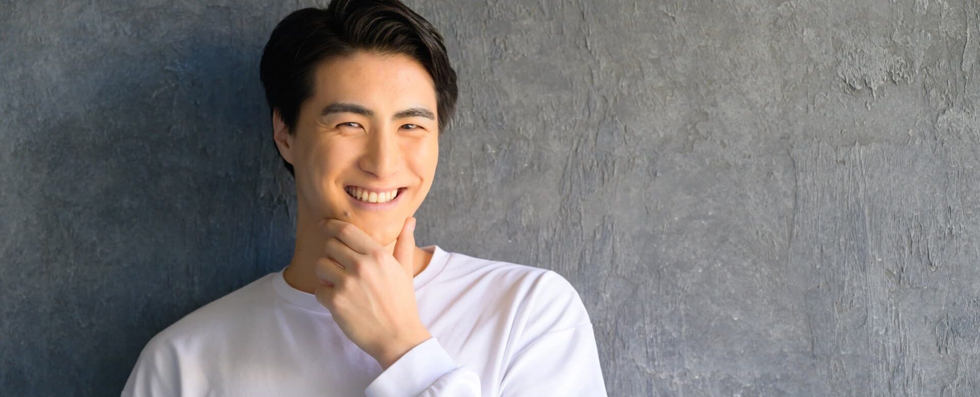 メンズリゼで医療脱毛を受ける男性のイメージと施術サポートの様子を示す画像